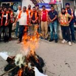 जनहित में उत्तराखंड शिवसेना की हुंकार, बढ़ते चीनी के दामों पर जमकर घेरी केंद्र सरकार, फूंका पुतला…